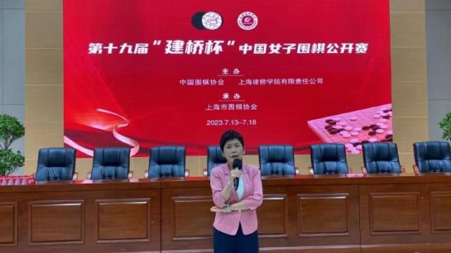 美女叉开腿